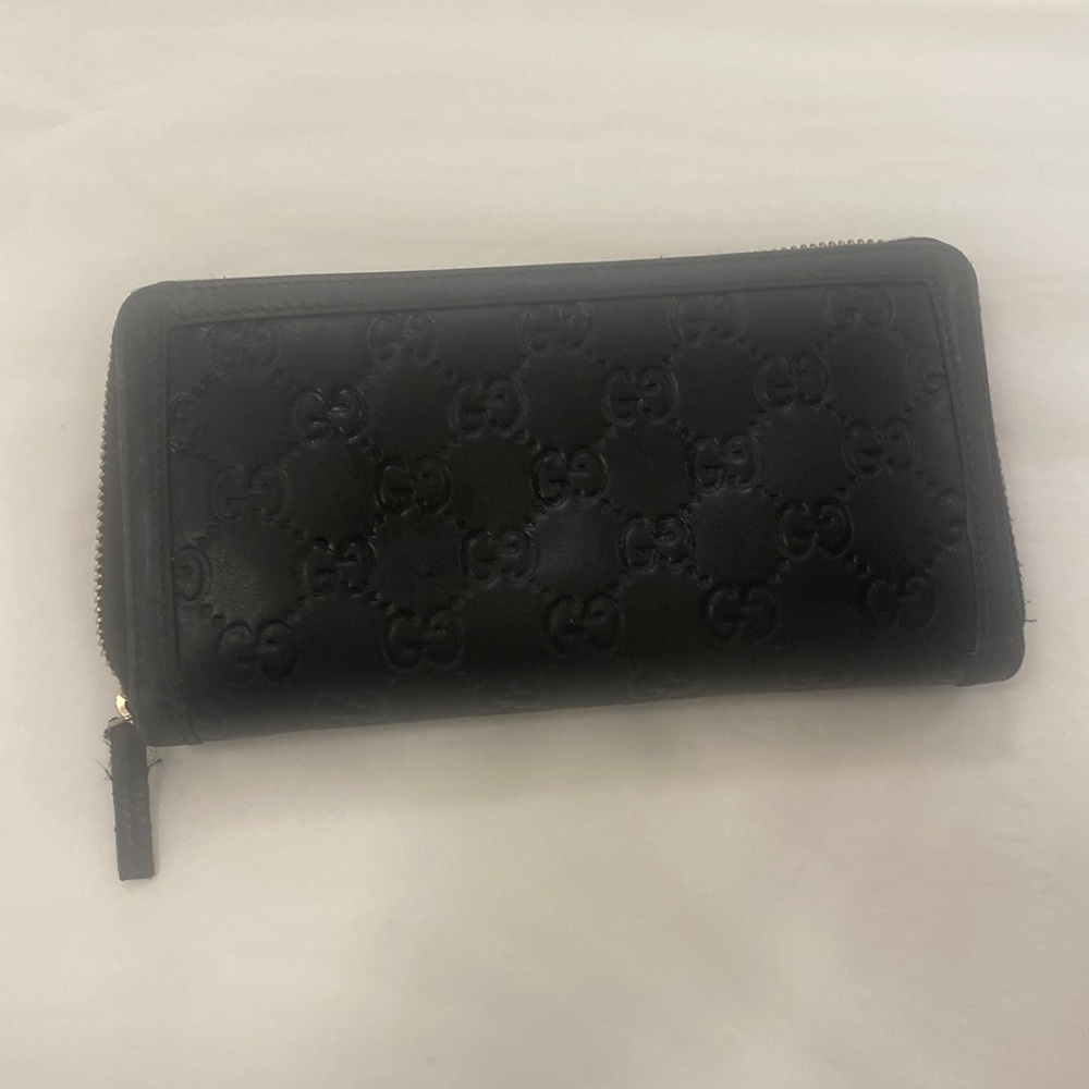 Selling a Gucci wallet